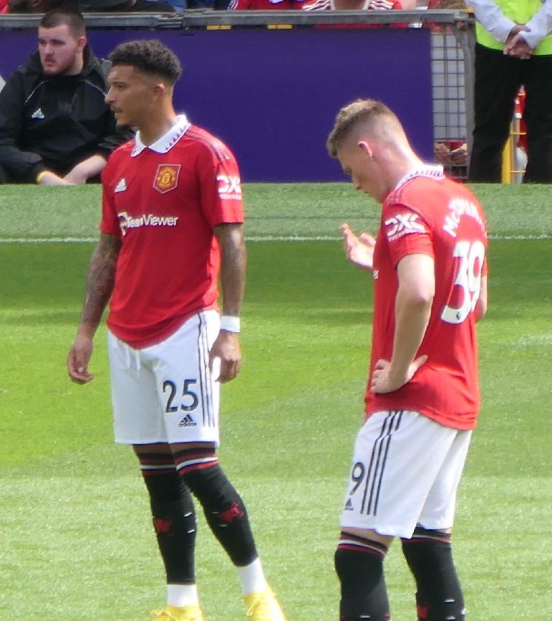 麦克托米奈全能中场踢球风格解析:box-to-box中场的攻防艺术与战术价值